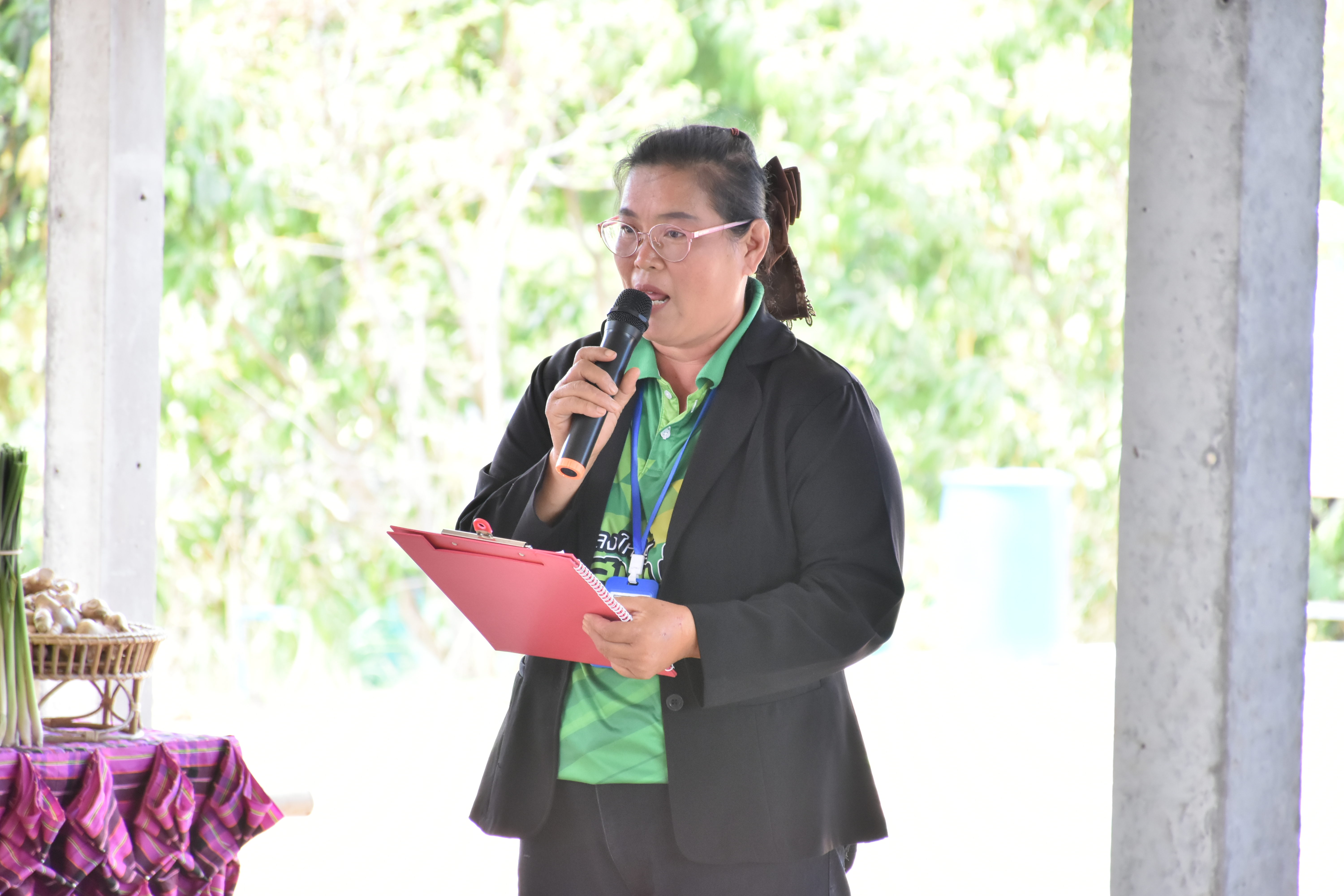 title - ผู้ตรวจราชการกระทรวงเกษตรและสหกรณ์ เขตตรวจราชการที่ 14 (นางสุวรรณี ศรีสุวรรณ์) และคณะผู้ตรวจราชการกรม ลงพื้นที่ตรวจติดตามนโยบายยกระดับสินค้าเกษตรและบริการมูลค่าสูง การพัฒนาสินค้าเกษตรมูลค่าสูง โครงการส่งเสริมและพัฒนาสินค้าเกษตรชีวภาพ (สมุนไพร) ณ แปลงใหญ่สมุนไพร หมู่ 10 บ้านห้วยร่องคำ ตำบลกุดปลาดุก อำเภอเมืองอำนาจเจริญ จังหวัดอำนาจเจริญ